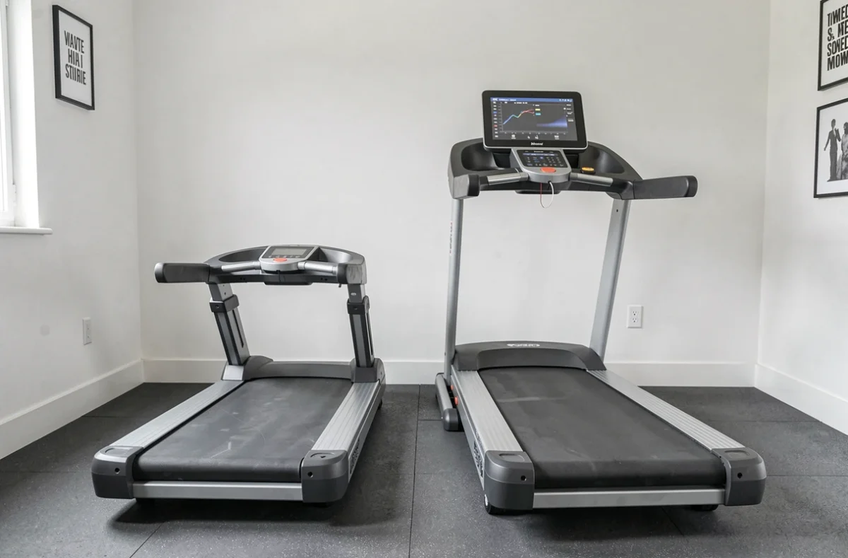Comparaison de deux modèles de tapis de course dans une salle de sport à domicile