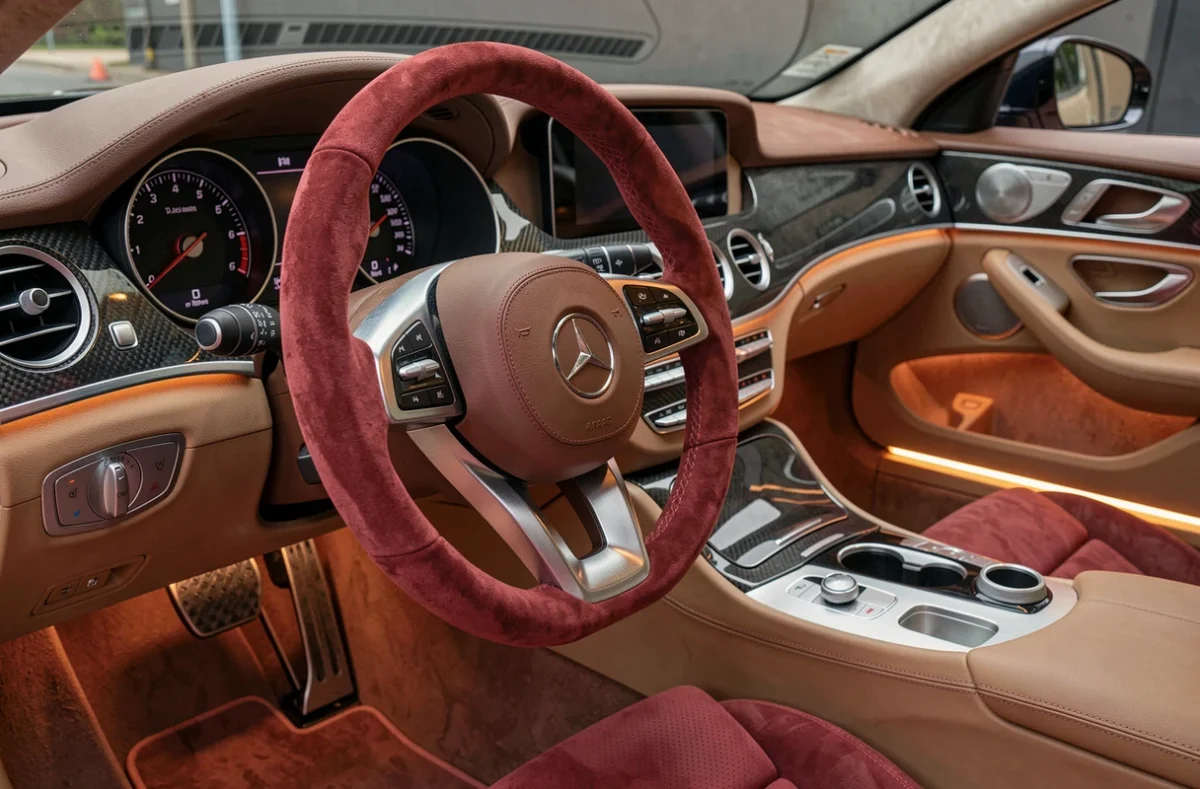 Intérieur de voiture personnalisé avec volant Alcantara, garnitures carbone et accessoires sur mesure